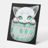 ポケットからよくはしゃぐかわいい猫 台座サイン (正面)