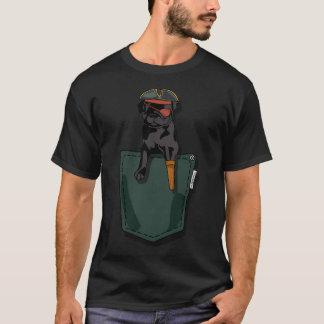 ポケットにいる海賊パグ Tシャツ