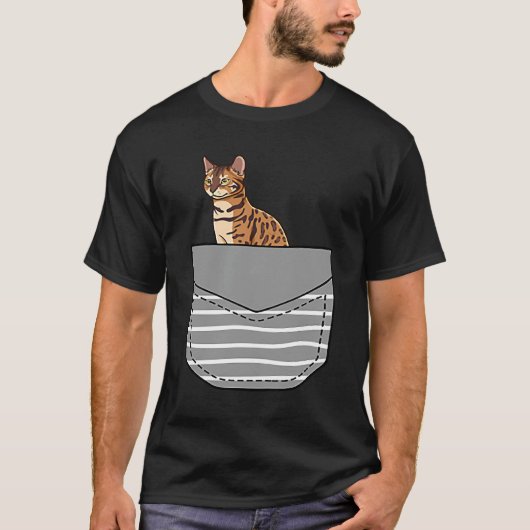 ポケットに入ったベンガル猫の座る姿 Tシャツ (正面)