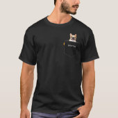 ポケットに入った犬 |カスタムペットの写真と名前(濃色) Tシャツ (正面)