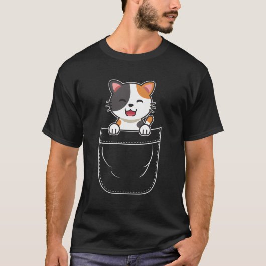 ポケットに入れた三毛猫の子猫 Tシャツ (正面)