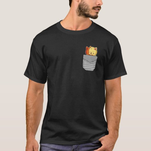ポケットの中で猫を抱っこする可愛い猫 Tシャツ (正面)