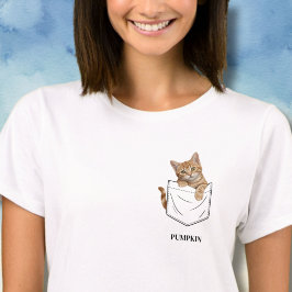 ポケットの中の愛らしいオレンジタビー猫 名前入り Tシャツ