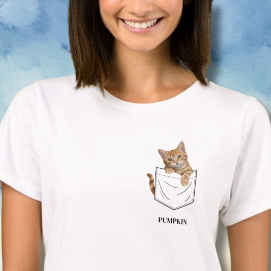ポケットの中の愛らしいオレンジタビー猫 名前入り Tシャツ