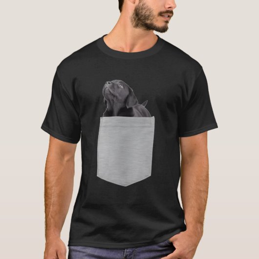 ポケットの中の黒ラブラドール・パピー Tシャツ (正面)