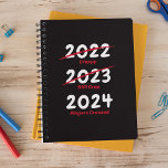 ポジティおもしろいビティ2022プランナー プランナー手帳<br><div class="desc">2022おもしろい年のプランナーは黒い背景とスタイリッシュことわざのユーモアのある"2020年のラップ、2021年のスチルクラップ、2022年の指を交差した"を搭載。</div>