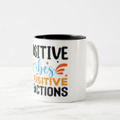 ポジティブなエネルギー | モチベーションを高める名言 ツートーンマグカップ (正面右)