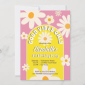 ポジティブな雰囲気だけのグルービーなレトロなデイジー誕生日招待状 招待状 (正面)