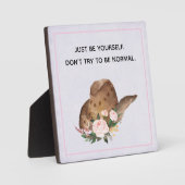 ポジティブ引用文Be Yourself with女性のカーボーイHat フォトプラーク (正面)