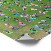 ポスター – ヨガをする人々の大グループ (角)