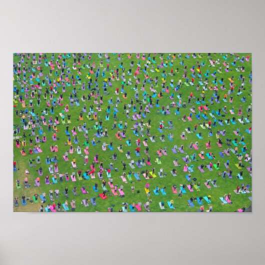 ポスター – ヨガをする人々の大グループ (正面)