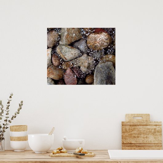 ポスター – 川の岩の上にクモの巣の上に雨が降る (キッチン)