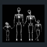 ポスター – X線スケルトンファミリーブラック&ホワイト<br><div class="desc">X線スケルトンファミリーブラック&ホワイトX線スケルトンファミリー4 - 4人のX線の人々が家族のように、男の子、女の子、ママとパパを一緒に。家族や個人に対して端正で親切な不気味な贈り物をする。ユニーク!Tシャツ男性へ、タンクトップやフード付などの上質な衣類、女性や子供、ネックタイ、帽子やトートバッグなどのアクセサリー、収集品、キープサック、ノベルティ、ストッキング、ギフトアイテムにプリント。このデザイン素晴らしは、ハロウィーンのためか、任意のゴシック、パンク、ロッカー、エモまたはシーンの子供のためのギフトとして。</div>