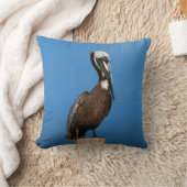 ポストでとまっているブラウンのペリカン クッション (ブランケット)