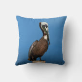 ポストでとまっているブラウンのペリカン クッション (裏面)