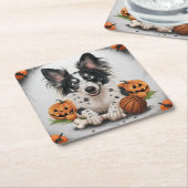 ポチ魅力的ドッグ：バスケットとハロウィーンウィムジー スクエアペーパーコースター (アングル)