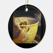 ポッターの手が1本を作る セラミックオーナメント (左)