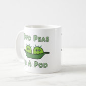 ポッドに入った二つのエンドウ コーヒーマグカップ (正面左)