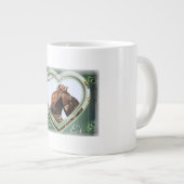 ポッドに入った二つの豆 ジャンボコーヒーマグカップ (正面右)