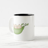 ポッドの三重項のエンドウ豆 ツートーンマグカップ (正面左)