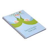 ポッドの男の子の2個のエンドウ豆はノートを結び付けます ノートブック (右側)