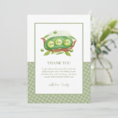 ポッドの赤ちゃんシャワーの可愛いギンガム緑のスイートピー サンキューカード (スタンド正面)