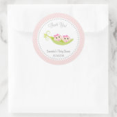 ポッドの赤ちゃんシャワーステッカー双子の女の子の豆 ラウンドシール (バッグ)