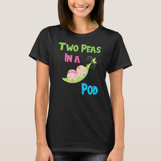 ポッドの2つのエンドウベビー兄弟双子の赤ちゃん女の子 Tシャツ (正面)