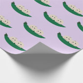 ポッドの2個のエンドウ豆はベビーを結び付けます ラッピングペーパー (角)