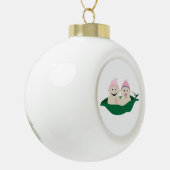 ポッドの2個のエンドウ豆は女の赤ちゃんを結び付けます セラミックボールオーナメント (左)