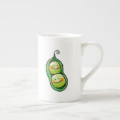 ポッドの2個のエンドウ豆 ボーンチャイナマグカップ (右)