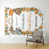 ポップなオレンジ色のシトラス ウッドランド 誕生日ウェルカム タペストリー (インサイチュ(横))