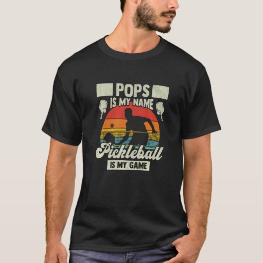 ポップは私の名前Pickleballは私のゲームのPickleball Pである Tシャツ (正面)