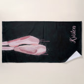 ポップアートのピンクのバレエシューズ ビーチタオル (正面)