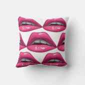 ポップアートのピンクの唇の化粧 クッション (裏面)