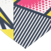ポップアートPow! マゼンタ、青、黒の模様 テーブルクロス (アングル)