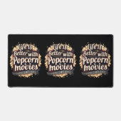 ポップコーンと映画で人生が良いレトロデザイン デスクマット (正面)
