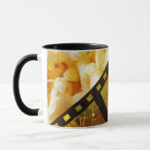 ポップコーンと映画リールフィルム金ゴールドブラックストライプの マグカップ (左)