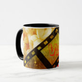 ポップコーンと映画リールフィルム金ゴールドブラックストライプの マグカップ (正面左)