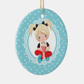 ポップコーンを持つブロンド映画夜女の子 セラミックオーナメント (右)