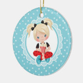 ポップコーンを持つブロンド映画夜女の子 セラミックオーナメント (左)