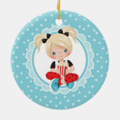 ポップコーンを持つブロンド映画夜女の子 セラミックオーナメント (裏面)