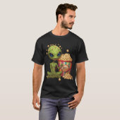 ポップコーン エイリアン – 楽しい映画のお菓子アート Tシャツ (正面フル)