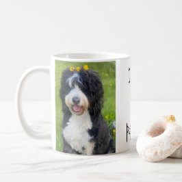 "ポップポップ大好き!"ユーモラスな草むらの犬のデザイン コーヒーマグカップ