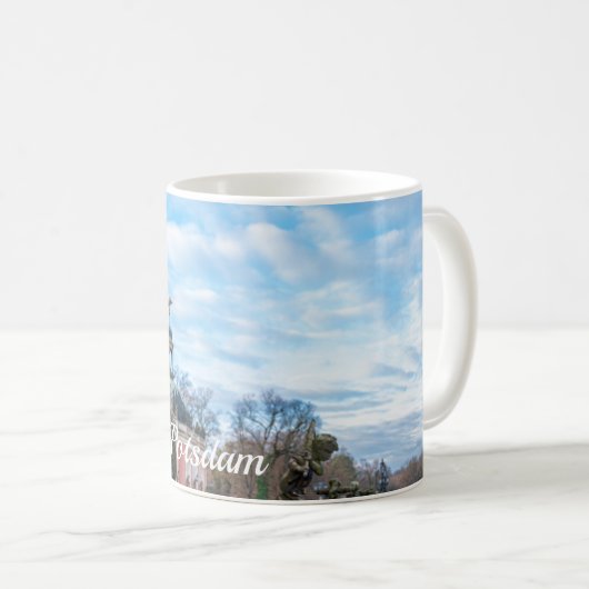 ポツダムの宮殿の近くの石の騎士像 コーヒーマグカップ (正面右)