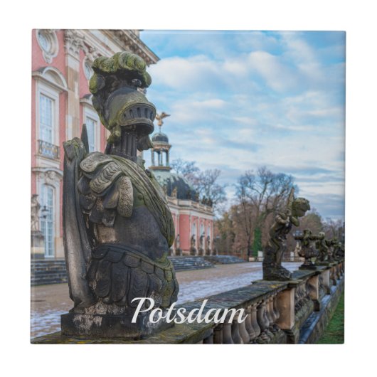 ポツダムの宮殿の近くの石の騎士像 タイル (正面)