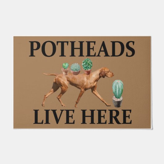 ポテアズここに住んで、犬のギフト愛好家Vizsla ドアマット (正面)