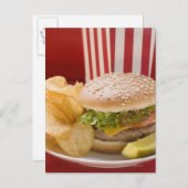 ポテトクリップスとガーキンを添えたチーズバーガー ポストカード (正面/裏面)