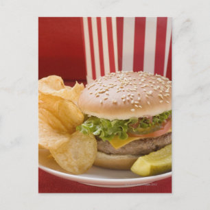 ポテトクリップスとガーキンを添えたチーズバーガー ポストカード