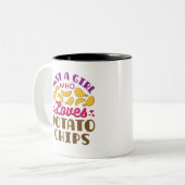 ポテトチップスのスナック食べ物が大好きな女の子 ツートーンマグカップ (正面左)